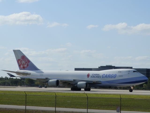 Boeing 747-400 (B-18716)