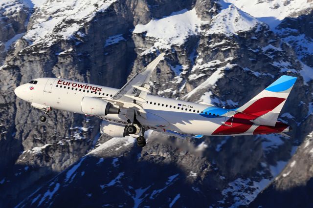 Airbus A320 (9H-EWB)