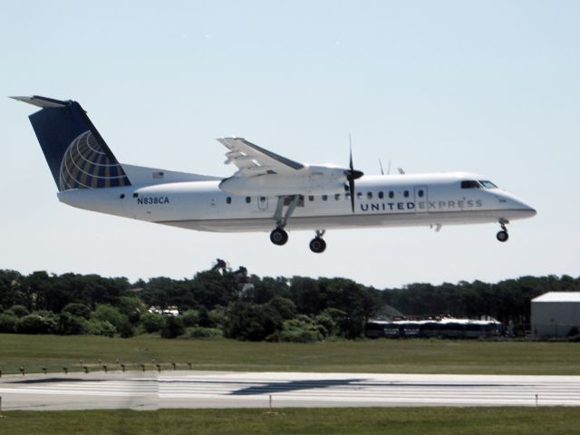 de Havilland Dash 8-100 (N838CA)