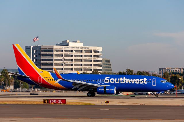 Boeing 737-800 (N8693A)