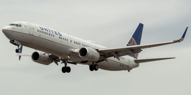 Boeing 737-900 (N47414) - United Airlines Boeing 737-924ER arriving from Cancun landing on runway 29 at Newark on 8/4/21.