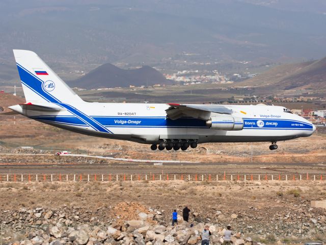 Antonov An-124 Ruslan (RA-82047) - Friends Raimundo, Mario Rubio, Daniel Santos and an unknown for me, tuned to capture the magnificent AN124 arrival, to culminate the year 2016 big.br /br /Los amigos Raimundo, Mario Rubio, Daniel Santos y un desconocido por mí, atentos a capturar la llegada del magnífico AN124, para culminar el año 2016 a lo grande.-