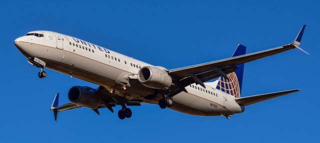 Boeing 737-900 (N67815) - Seconds away from landing on Runway 27 at George Bush Intercontinental Airport (IAH) 