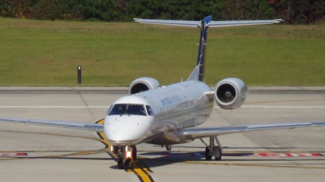 Embraer ERJ-145 (N16183) - Taxing to the gate.