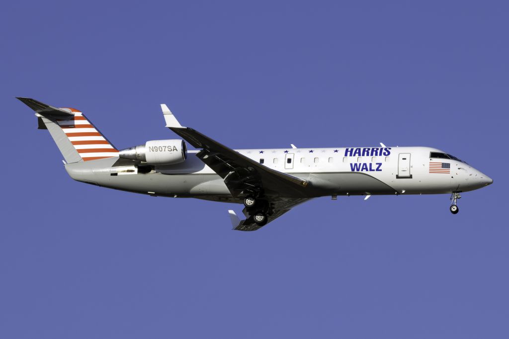 Canadair Regional Jet CRJ-200 (N907SA)