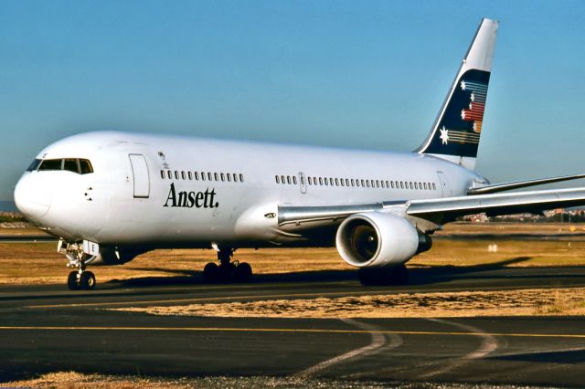 BOEING 767-200 (VH-RME) - ANSETT AIRLINES OF AUSTRALIA - BOEING 767-277 - REG : VH-RME (CN 22693/28) - KINSFORD SMITH INTERNATIONAL AIRPORT SYDNEY NSW. AUSTRALIA - YSSY (28/6/1988)