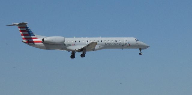 Embraer ERJ-145 (N640AE) - On final is this 1999 American Airlines Eagle Embraer 145LR in the Spring of 2021.