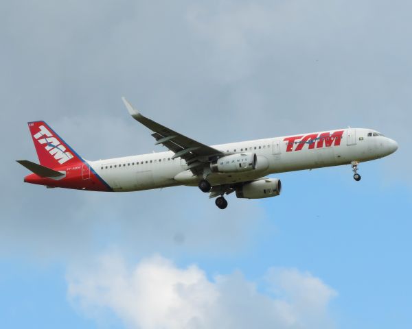 Airbus A321 (PT-MXM)