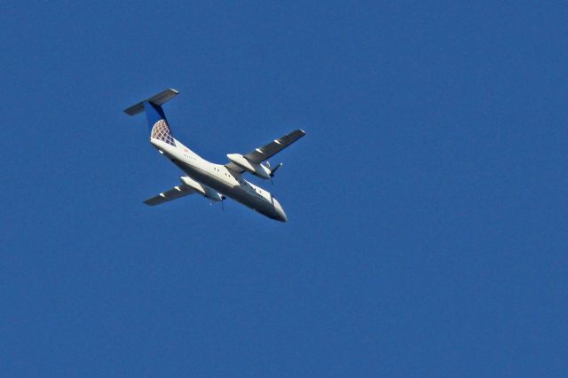 de Havilland Dash 8-200 (N351PH) - United N351PH de Havilland Dash 8-200 on approach to Newark-Liberty