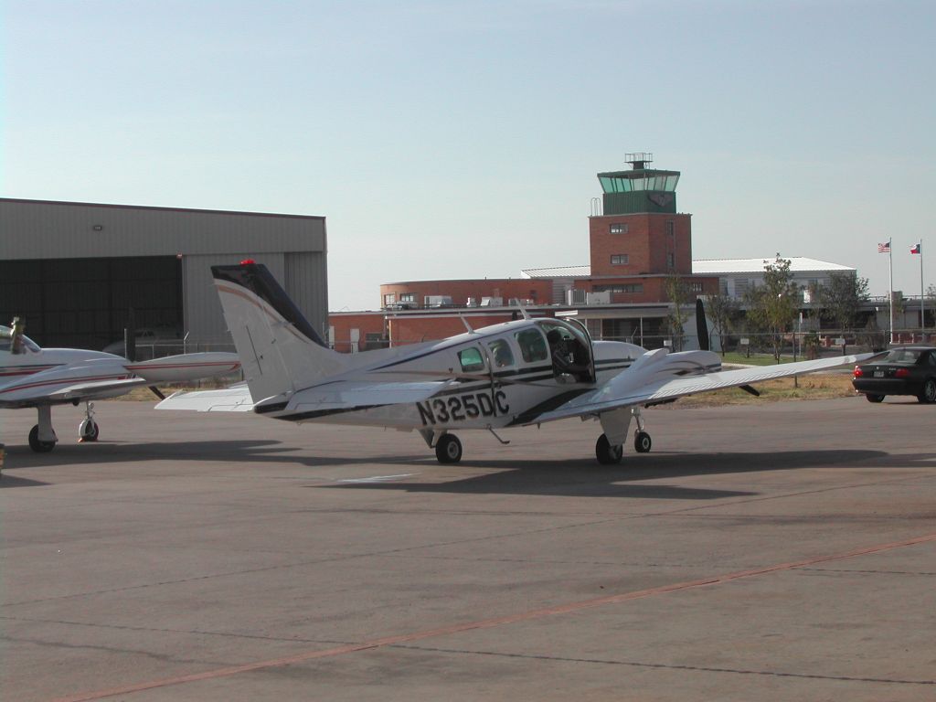 Beechcraft Baron (58) (N325DC)