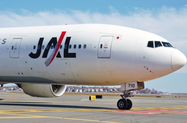 Boeing 777 (JA710J) - exiting @ Lima to the gate