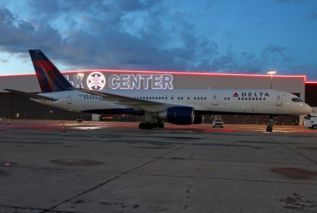 Boeing 757-200 (N662DN)