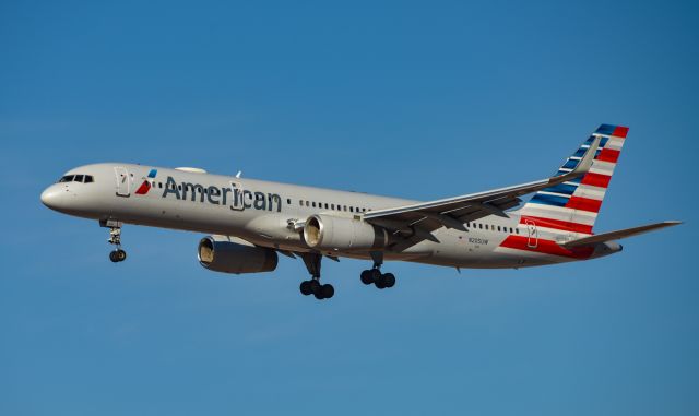 Boeing 757-200 (N205UW) - American B757 arriving at KPHX