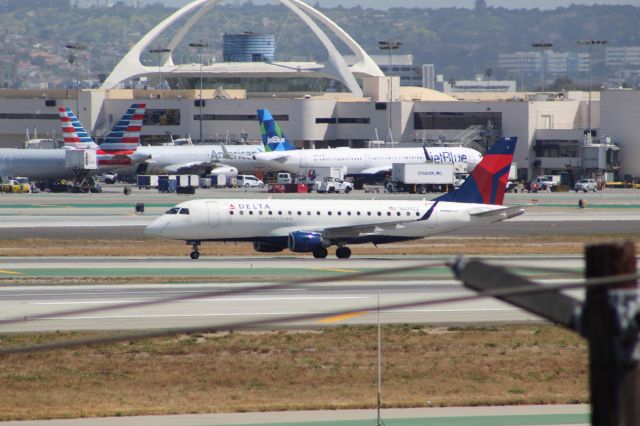 Embraer ERJ 175 (N609CZ)