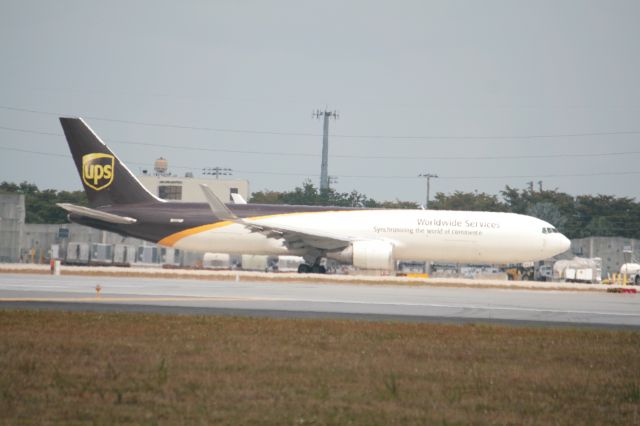 BOEING 767-300 (N331UP) - TAKE OFF AT MIAMI