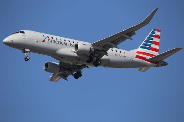 EMBRAER 175 (long wing) (N214NN)