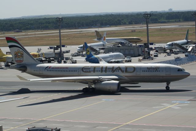 Airbus A330-200 (A6-EYJ) - Etihad Airways A330-243 cn737