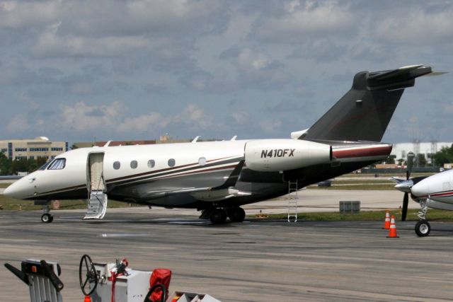 Embraer Legacy 450 (N410FX) - Flexjet  Legacy 450 parked on the Banyan ramp on 17-Mar-19 prior to heading for KHPN as LXJ410 after an overnight stay.