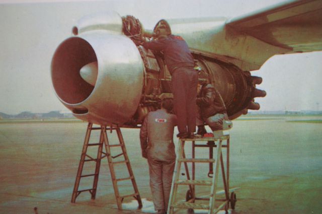 Boeing 707-100 — - Entretien dun moteur de Boeing-707. Photo prise à partir dune image de Viewmaster.