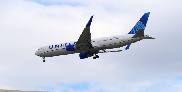BOEING 767-300 (N677UA)
