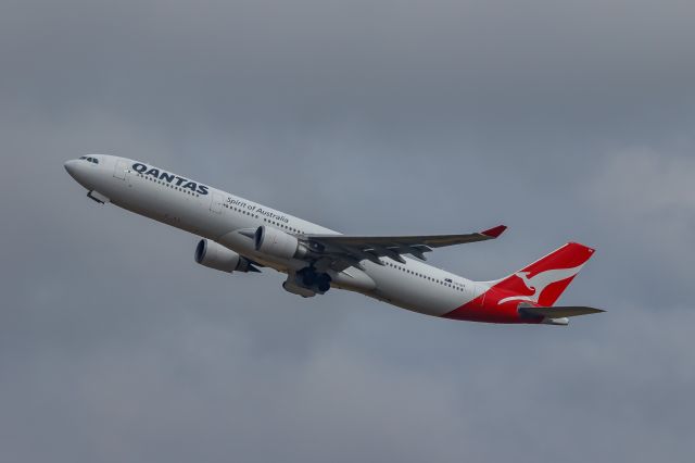 Airbus A330-300 (VH-QPF)