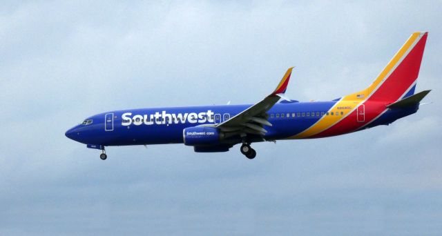 Boeing 737-800 (N8680C) - On final is this 2016 Southwest Airlines Boeing 737-8H4 in the Autumn of 2020.