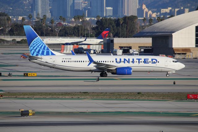 Boeing 737-800 (N37290)