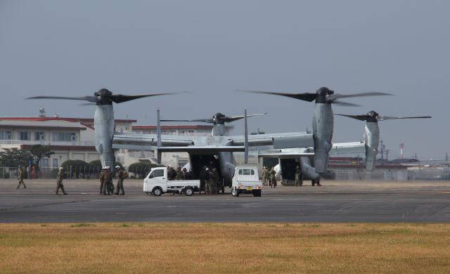 Bell V-22 Osprey (N8221) - MV-22B(VMM-262)&Japanese mini truck(TOYOTA Pixis)