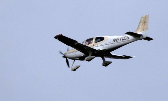 Cirrus SR-22 (N611ES) - On final is this 2008 Cirrus SR-22 in the Autumn of 2018.