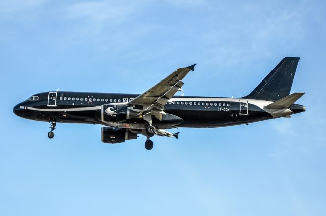 Airbus A320 (LY-COM)