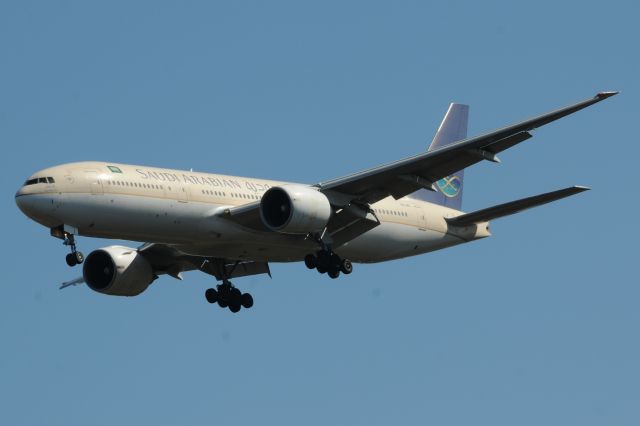 Boeing 777-200 (HZ-AKI)