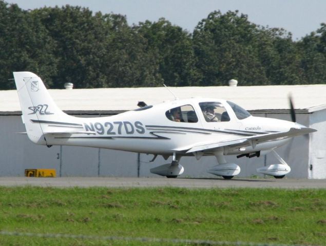 Cirrus SR-22 (N927DS) - Taking off on 14 at Downtown Shreveport.