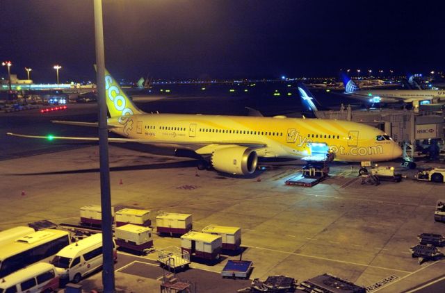 Boeing 787-9 Dreamliner (9V-OFE) - 4AM, Being prepared to leave in the morning