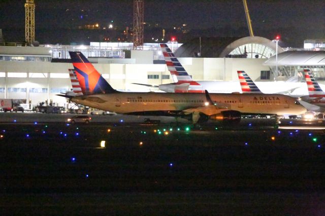 Boeing 757-200 (N547US)