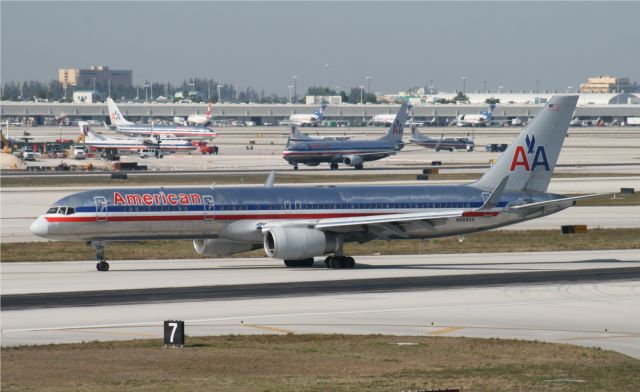 Boeing 757-200 (N669AA)