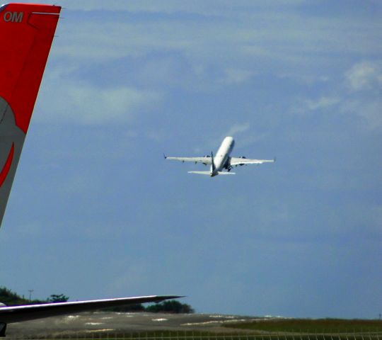 Embraer ERJ-190 (PR-AYE) - EMBRAER 195 OF AZUL AIRLINES TAKE OFF IN SALVADOR-BA, BRAZIL