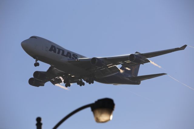 Boeing 747-400 (N477MC)