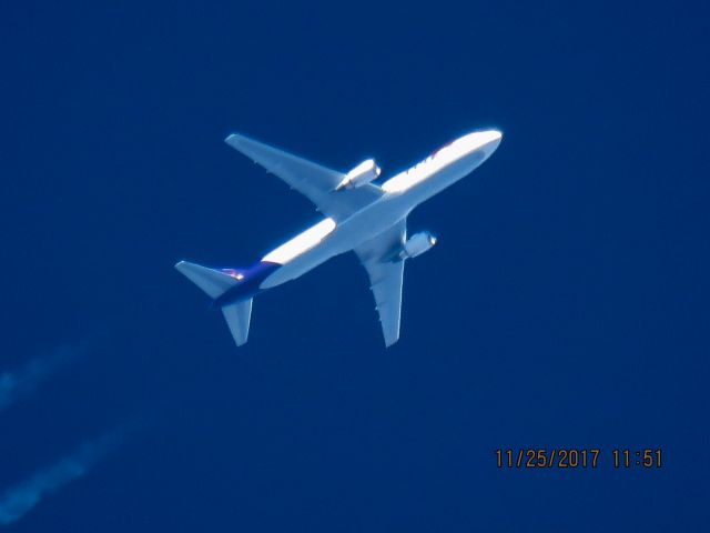 BOEING 767-300 (N138FE)