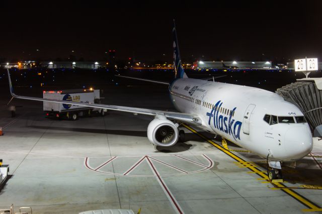 Boeing 737-800 (N564AS)