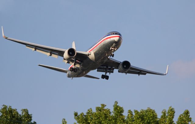 BOEING 767-300 (N382AN)