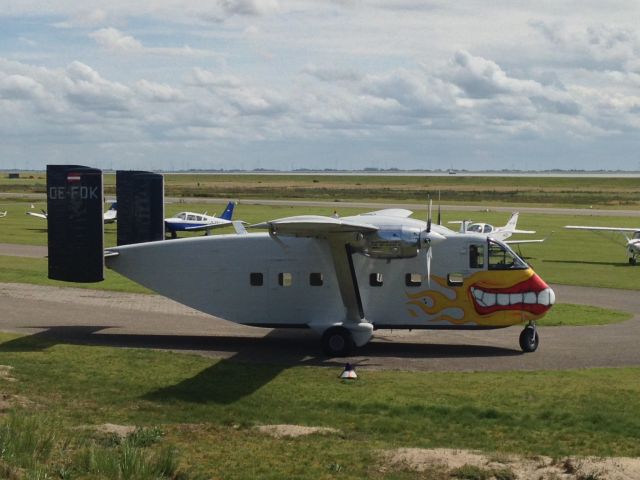 OE-FDK — - With some sky divers on Norderney