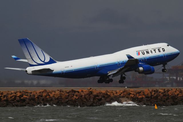 Boeing 747-400 (N104UA)