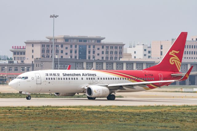 Boeing 737-700 (B-1758) - B737-87L(B-1758) Taxiing