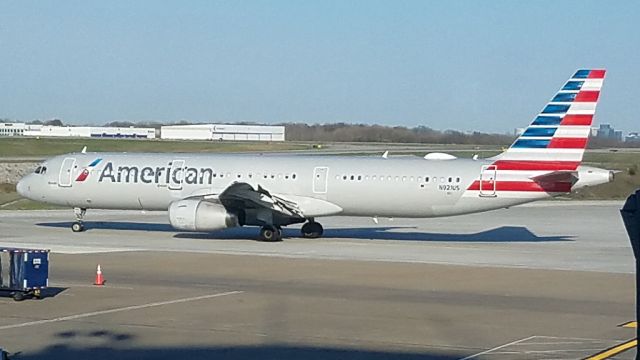 Airbus A321 (N921US) - American Airlines AAL2980/AA2980 to Dallas-Fort Worth (KDFW/DFW) taxis out for a Rwy 2C departurebr /Photo date: 3-21-24br /Upload date: 1-31-25