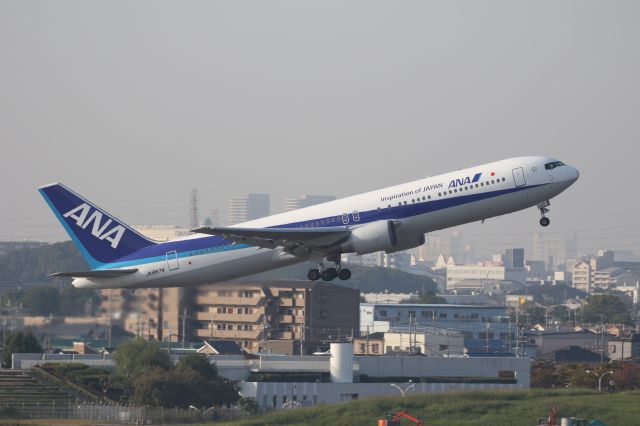 BOEING 767-300 (JA8674) - 07 November 2016:ITM-FUK.
