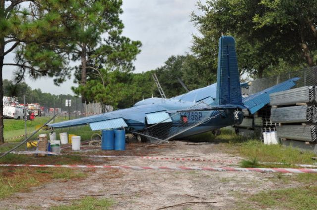 Aero Commander 500 (N175SP) - A sizeable chunk was taken out of the Starboard wing by a pine tree