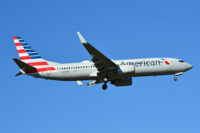 Boeing 737-800 (N950AN) - on final at KCLT - 10/24/18