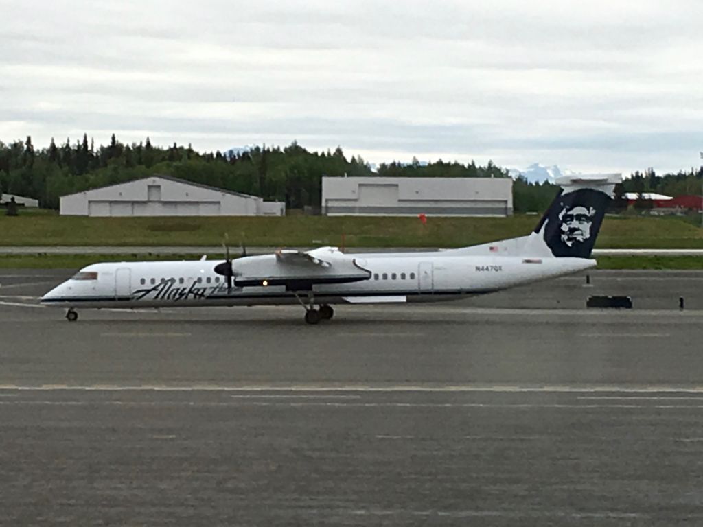 de Havilland Dash 8-400 (N447QX)