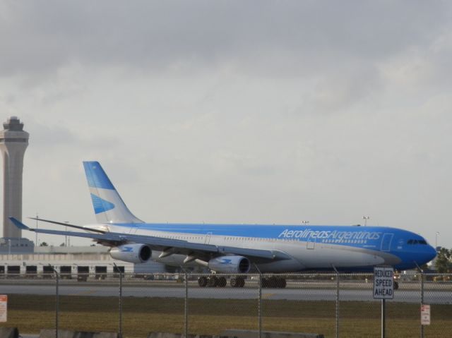 Airbus A340-300 (LV-CSD)