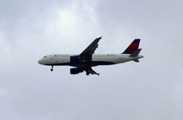 Airbus A320 (N366NW) - 111114 Delta inbound to Omaha from MSP